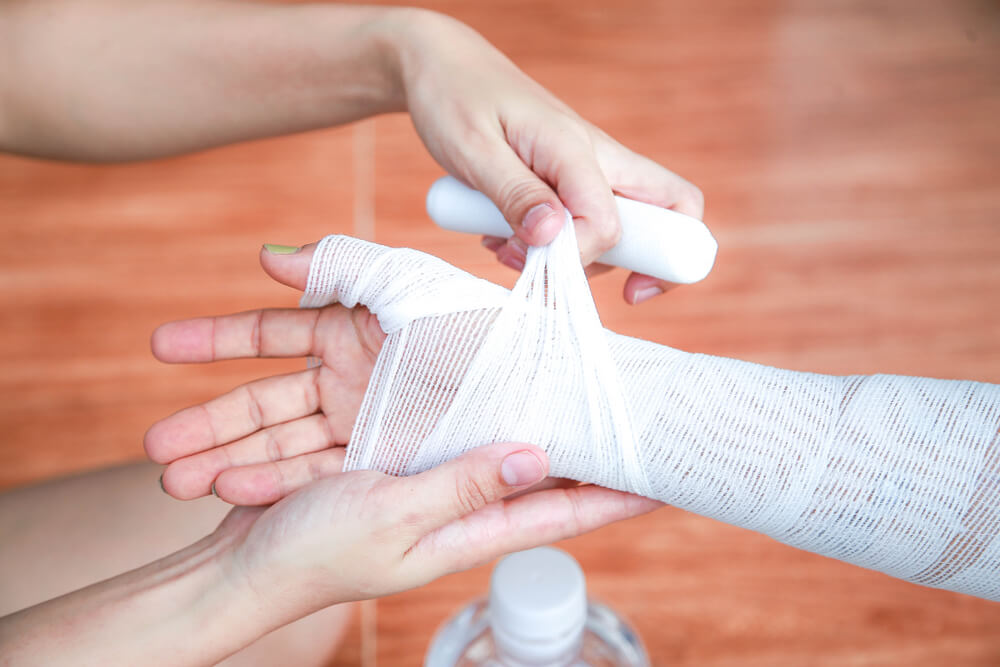 Burn from hot oil splashed on the arms and legs And wound by sterilizing and closing with a bandage.